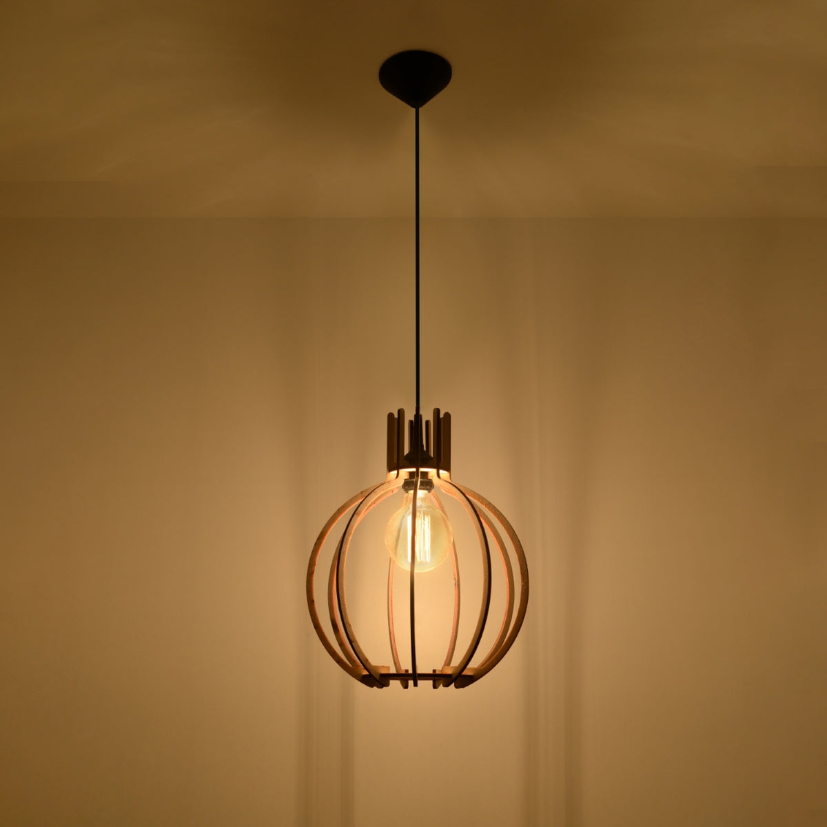Mise en ambiance nocturne, suspension allumée diffusant une lumière chaude sur mur beige