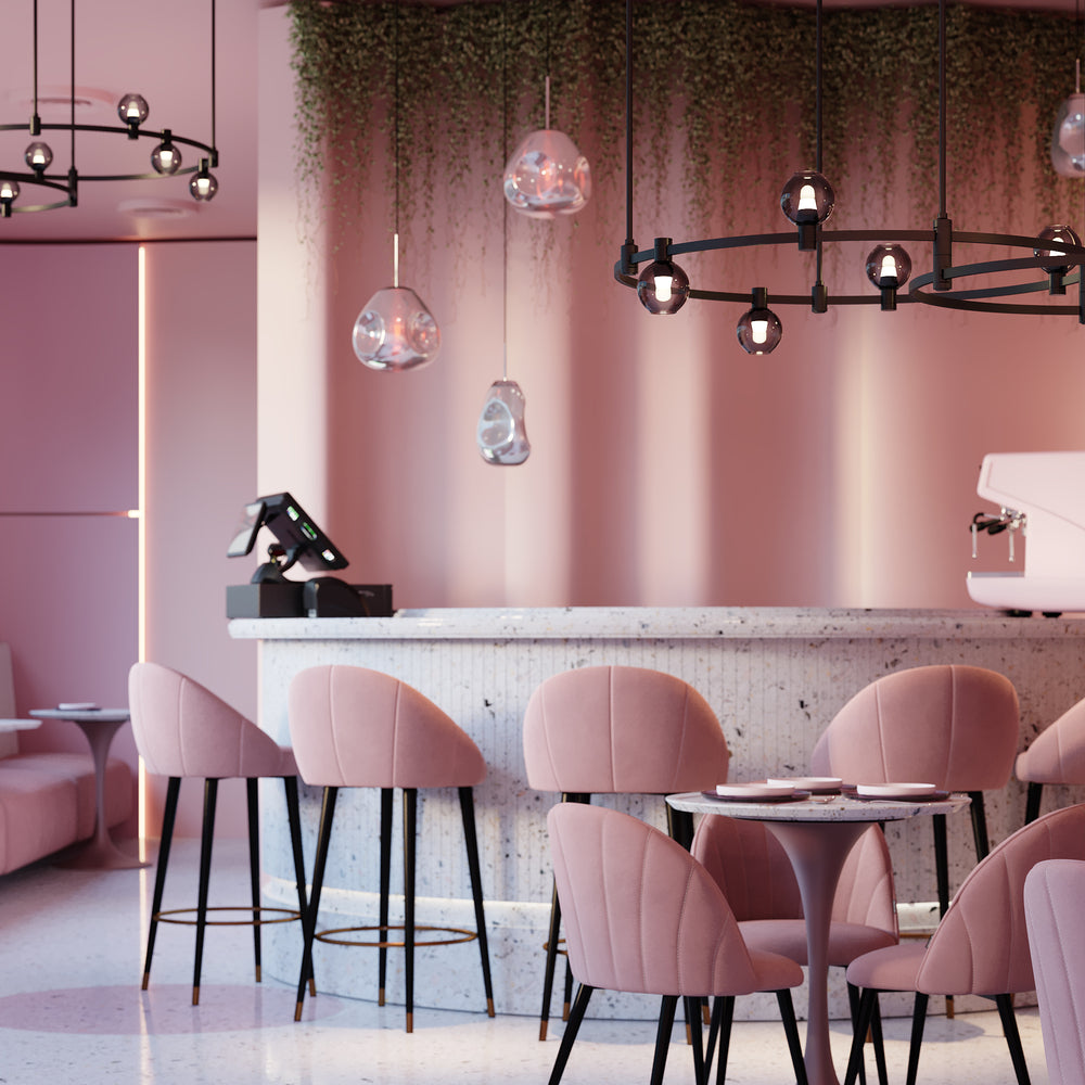 Mise en ambiance dans un bar rose avec d'autres suspensions décoratives
