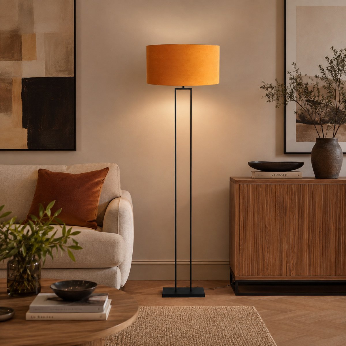 Mise en ambiance du lampadaire allumé dans un salon beige, près d'un canapé et buffet