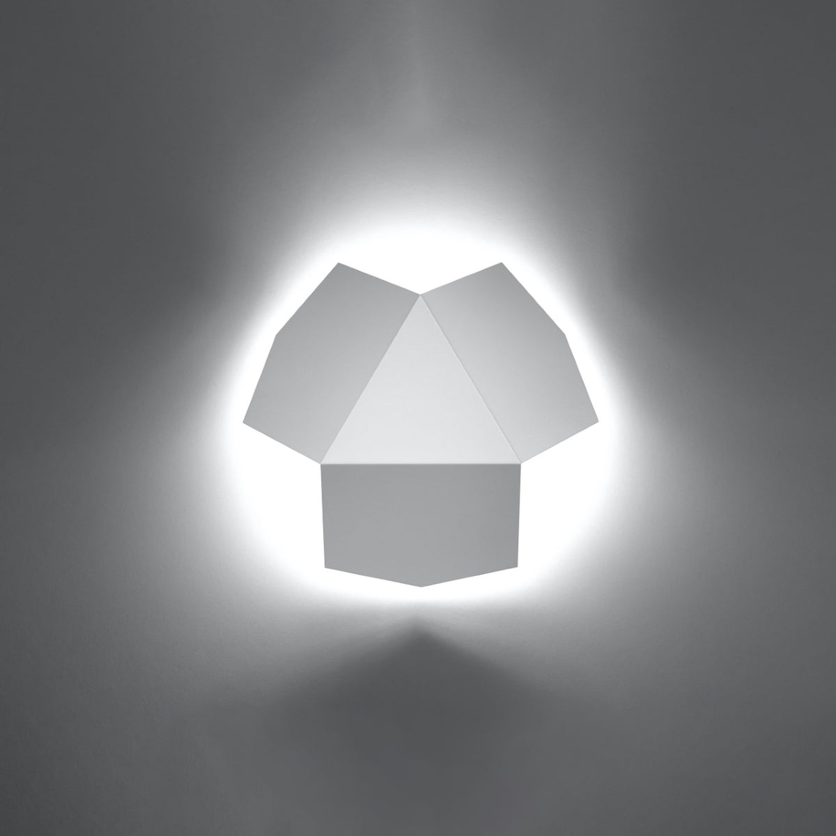 Applique allumée diffusant un halo lumineux blanc sur fond sombre