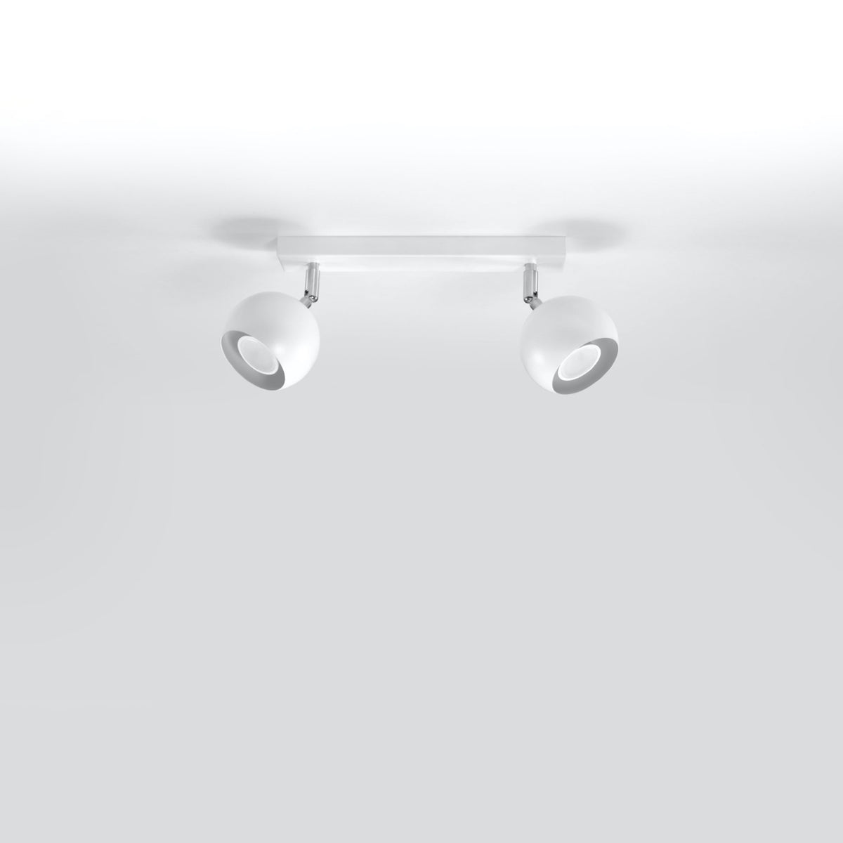 Luminaire fixé au plafond blanc, deux globes orientables éclairant vers le bas
