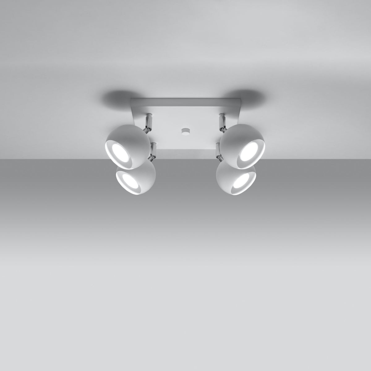 Vue en situation au plafond avec les quatre spots allumés produisant une lumière blanche.