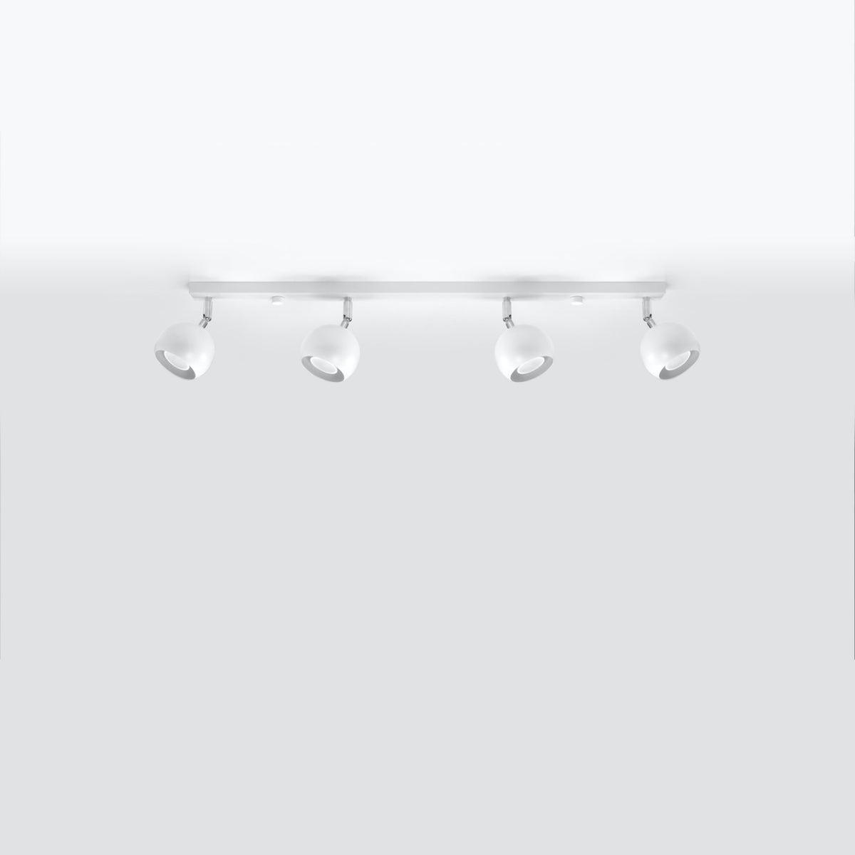 Vue du luminaire fixé au plafond blanc, spots légèrement inclinés vers le bas