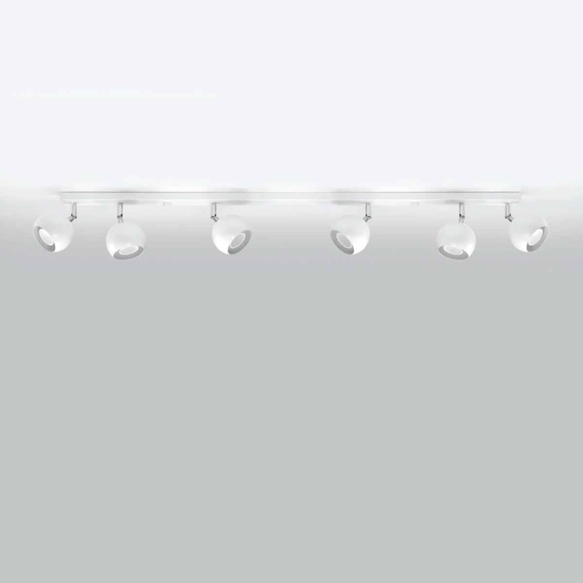 Vue en plongée du luminaire fixé au plafond, six projecteurs allumés éclairant la pièce.