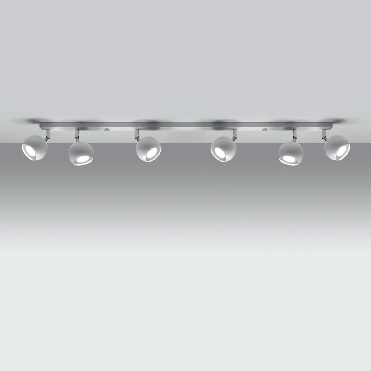 Détail des spots lumineux orientables montrant la lumière diffusée vers le bas depuis le plafond.