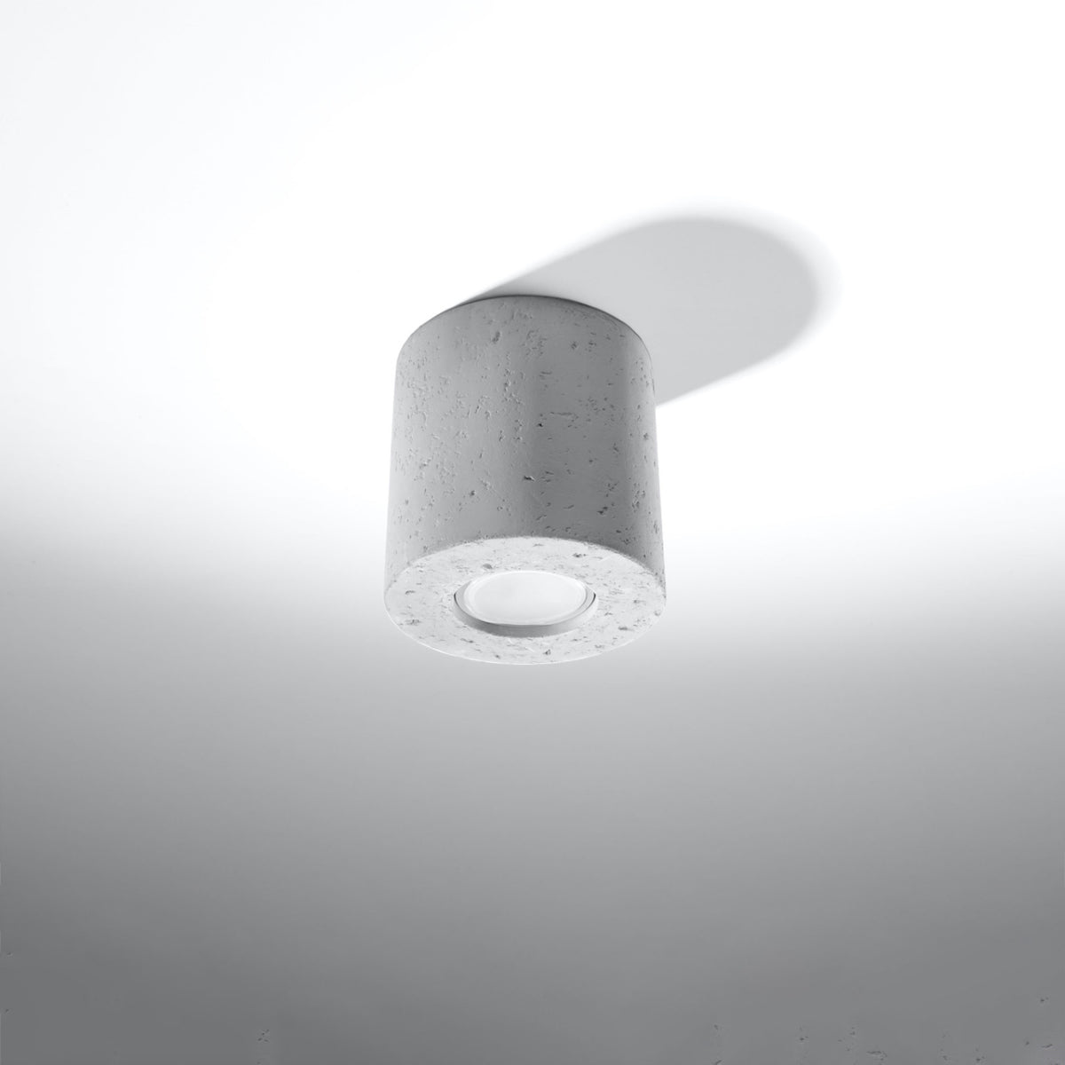 Vue en plongée du luminaire fixé au plafond blanc, ombre portée