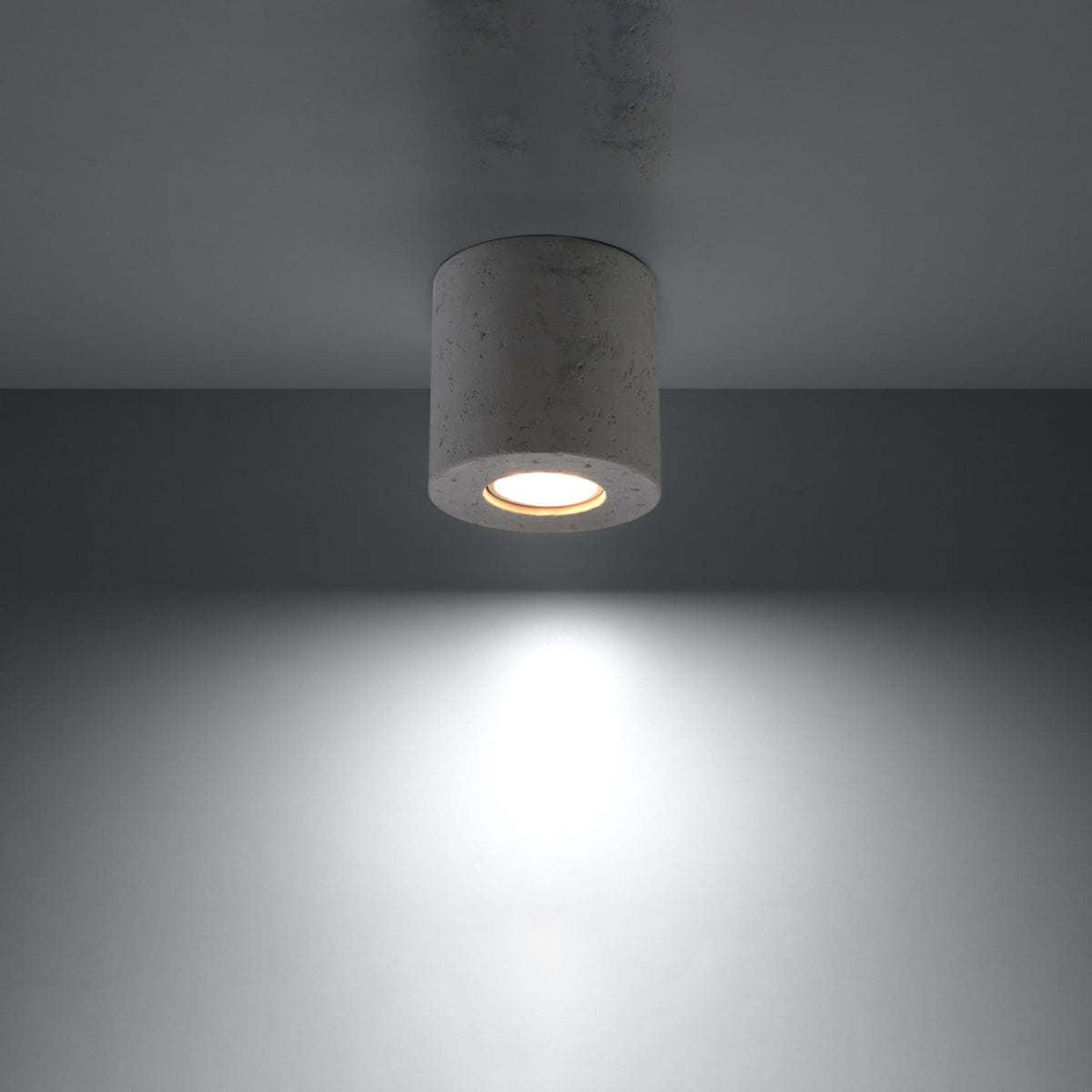 Mise en ambiance sombre avec faisceau lumineux blanc diffusé vers le bas