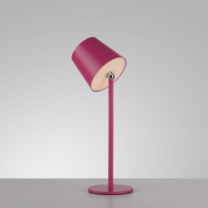 Abat-jour cylindrique incliné et orientable, présenté seul sur fond gris clair