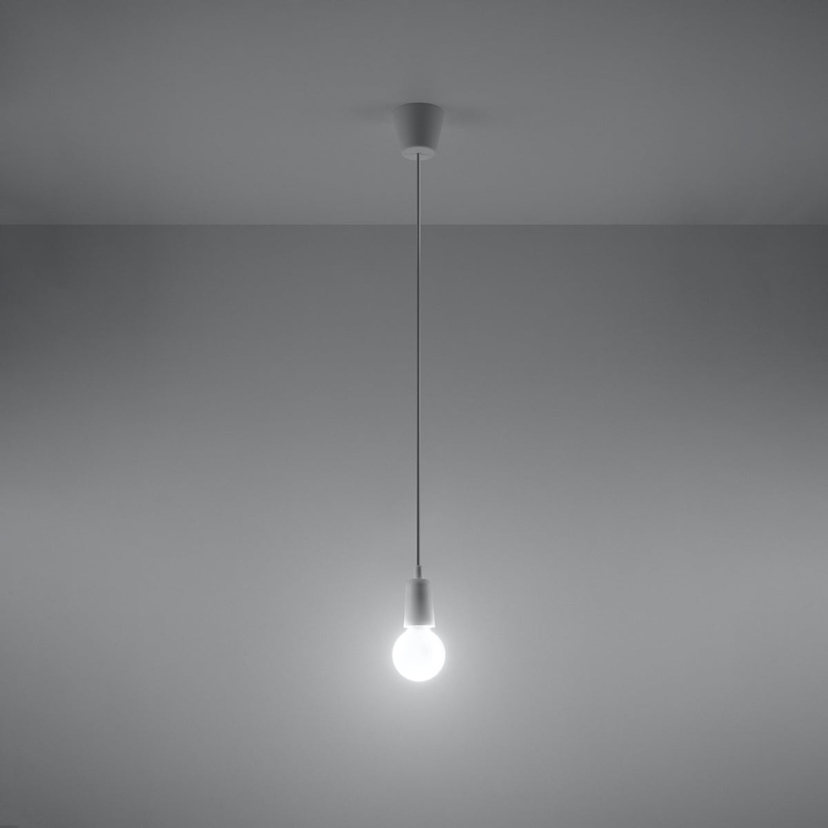 Suspension blanche allumée diffusant une lumière vive dans une pièce grise.