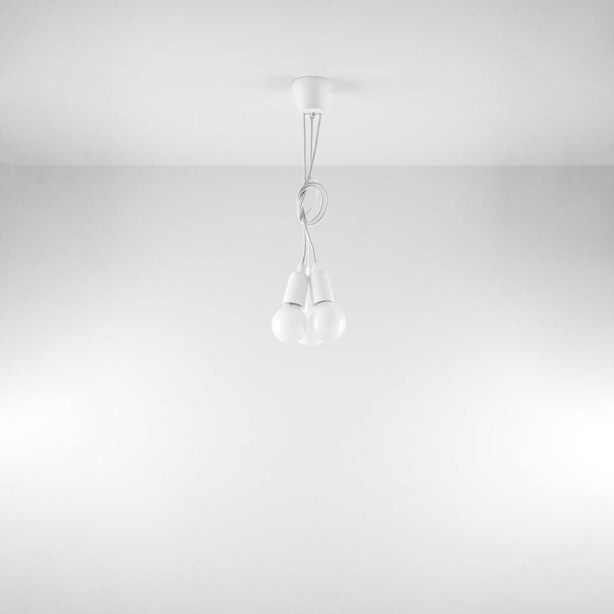 Vue de trois quarts de la suspension blanche fixée au plafond, cordons légèrement torsadés.