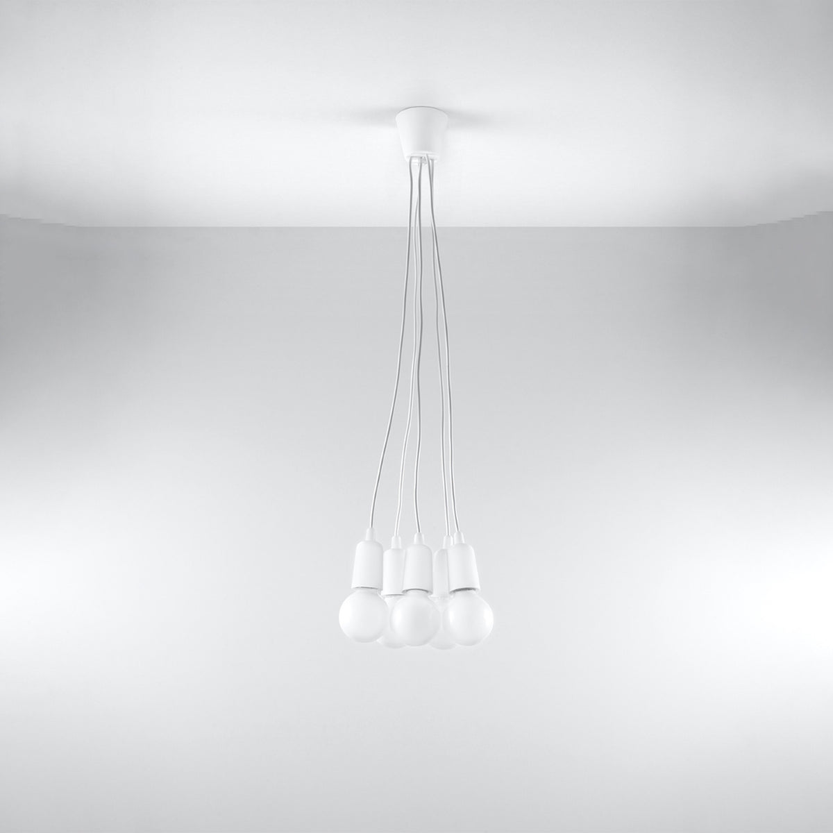 Vue de dessous : cinq suspensions blanches pendent d'un petit pavillon fixé au plafond.