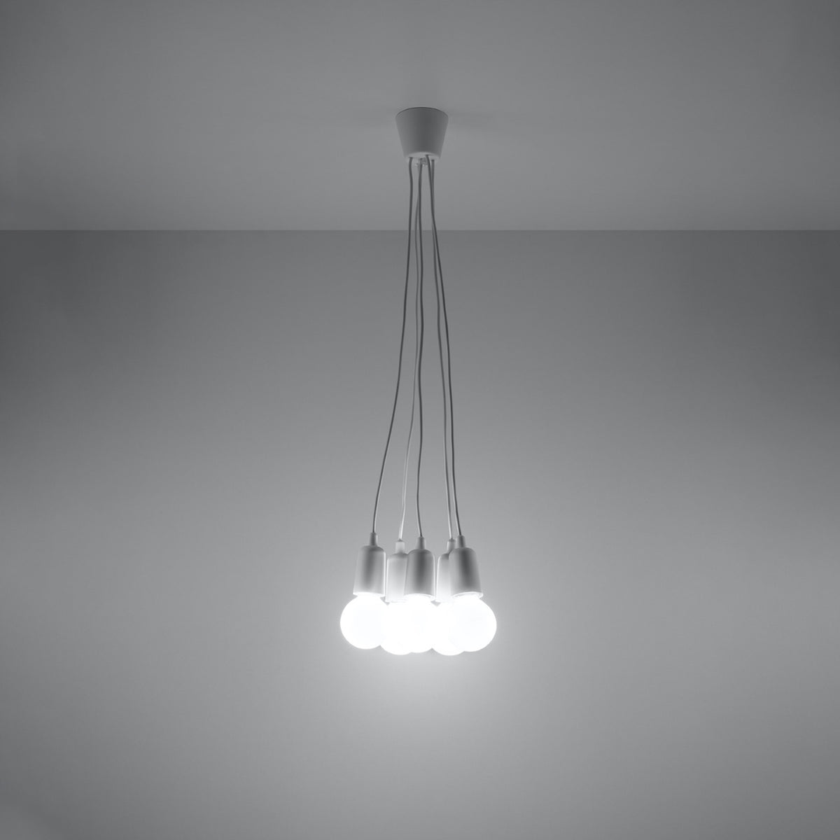 Mise en ambiance : les cinq ampoules s'allument et diffusent une lumière douce sur fond gris.