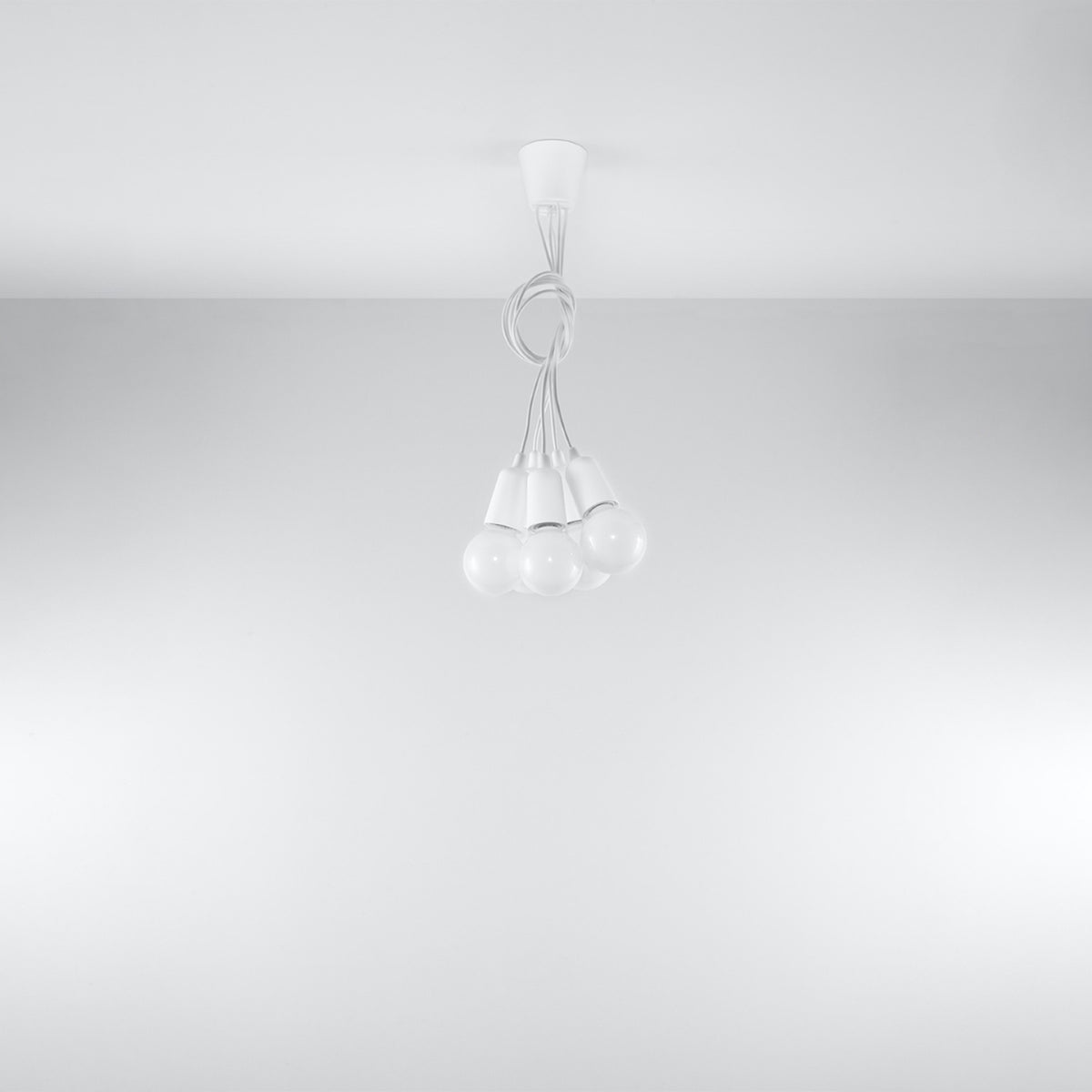 Vue en situation sous plafond blanc, câbles regroupés en boucle et cinq ampoules éteintes.
