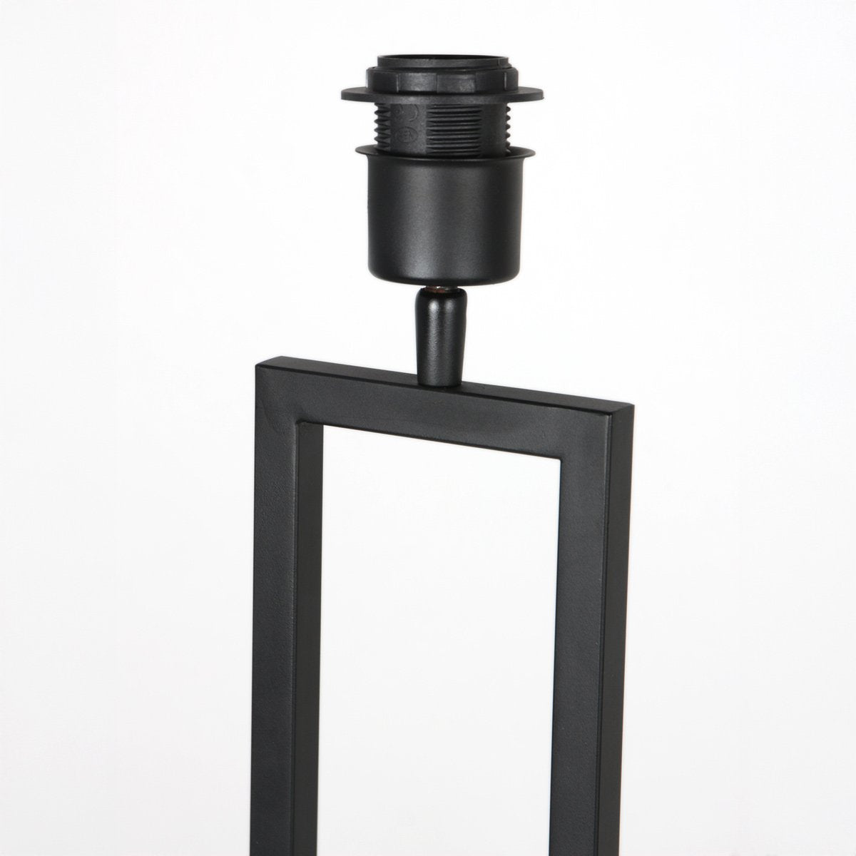 Gros plan sur la douille noire et le support métallique du luminaire.