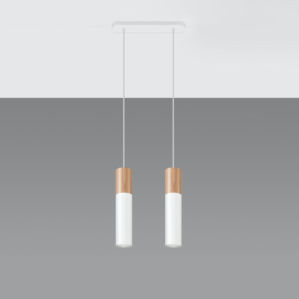 Vue de face des deux pendants suspendus à leur base rectangulaire blanche.