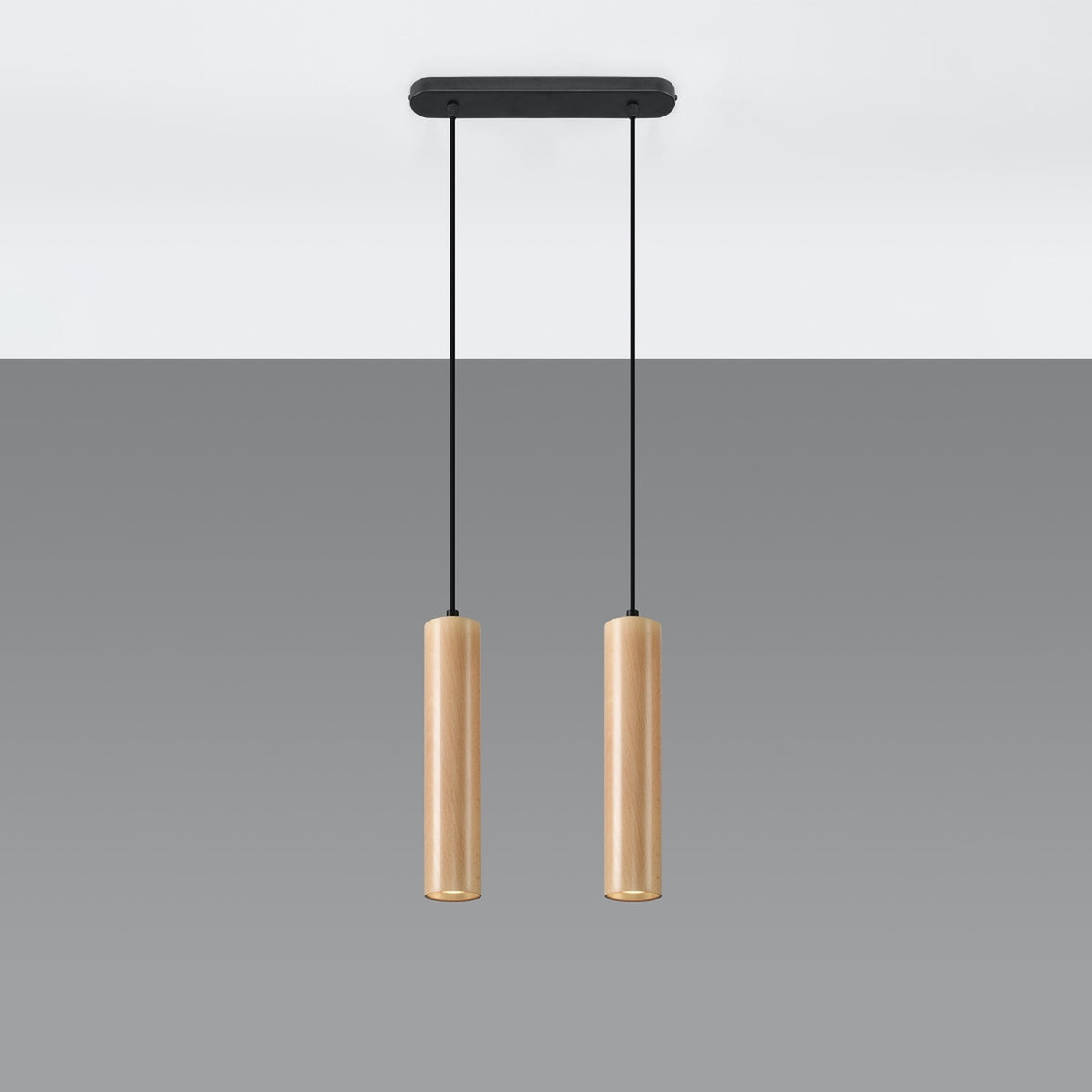 Les deux cylindres en bois suspendus à une platine rectangulaire noire sur fond gris.
