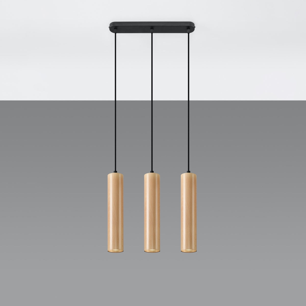 Vue de face du luminaire suspendu avec plaque noire et trois cylindres en bois.