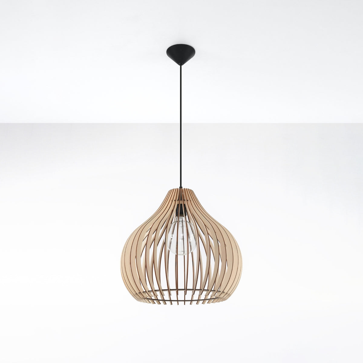 Plan large sur fond blanc montrant la lampe suspendue par son cable noir.