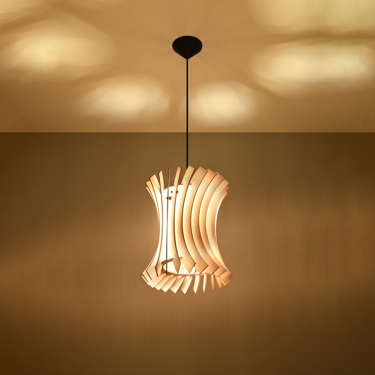 Ambiance nocturne avec lumière chaude et ombres projetées au plafond