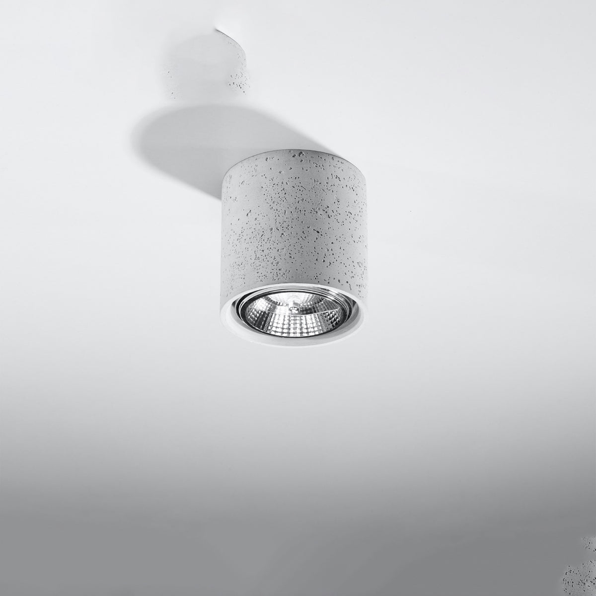 Vue en contre-plongée du luminaire fixé au plafond blanc, ombre portée