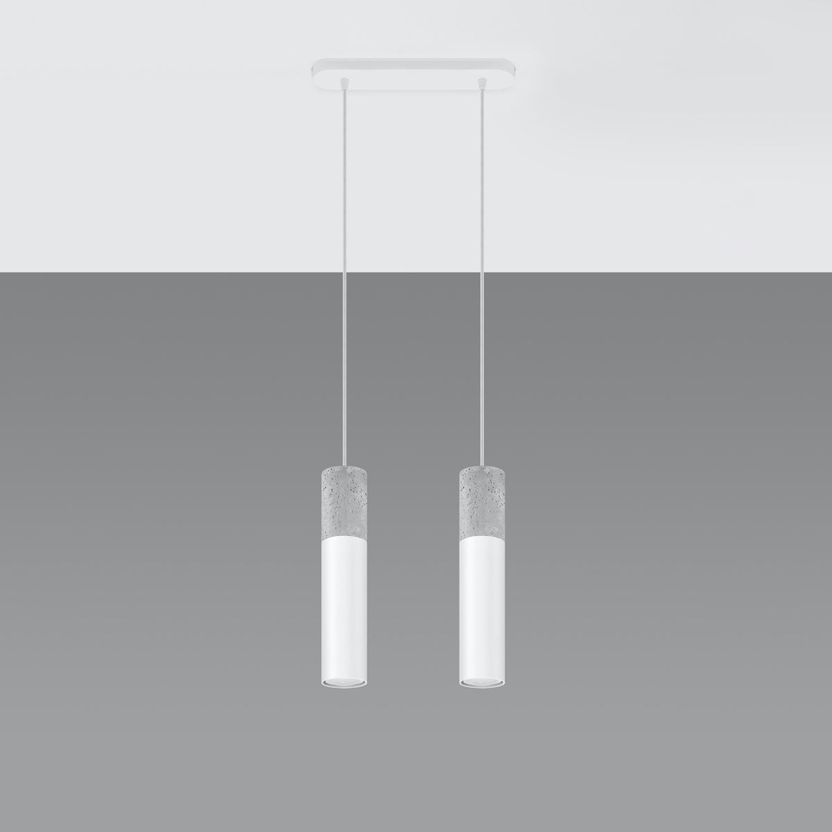 Vue d'ensemble du luminaire suspendu avec sa platine rectangulaire blanche fixée au plafond