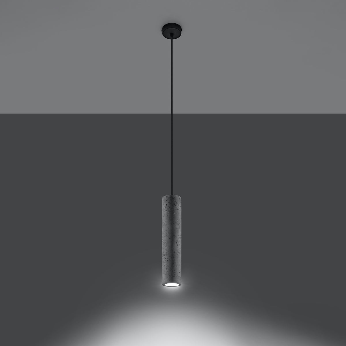 Le luminaire allumé dans l'obscurité projette un halo lumineux