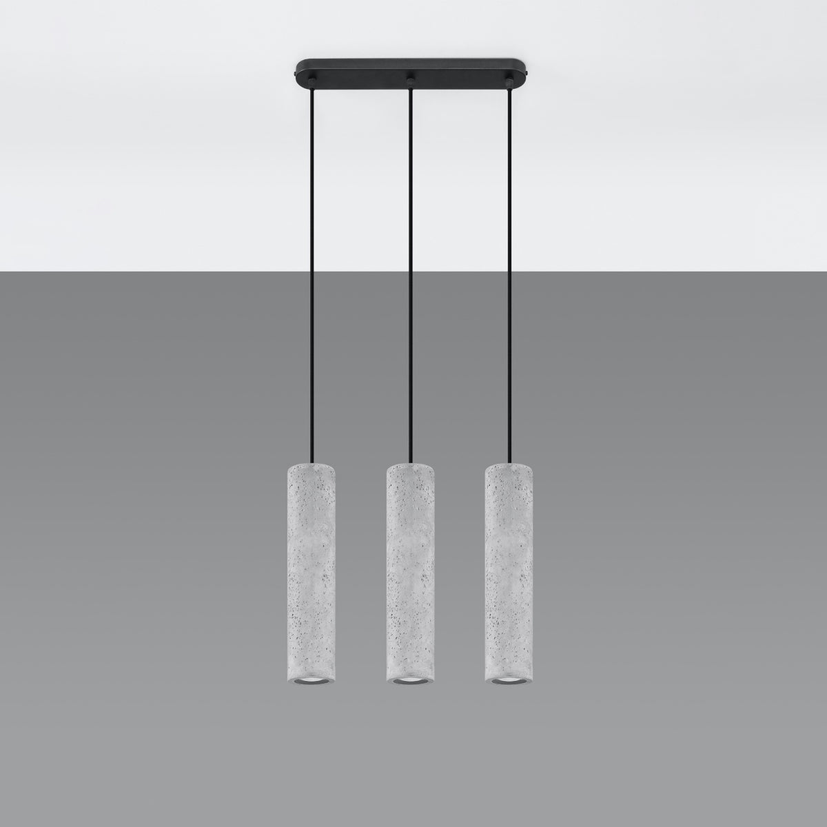 Vue de face du luminaire complet avec barre noire et trois suspensions alignées
