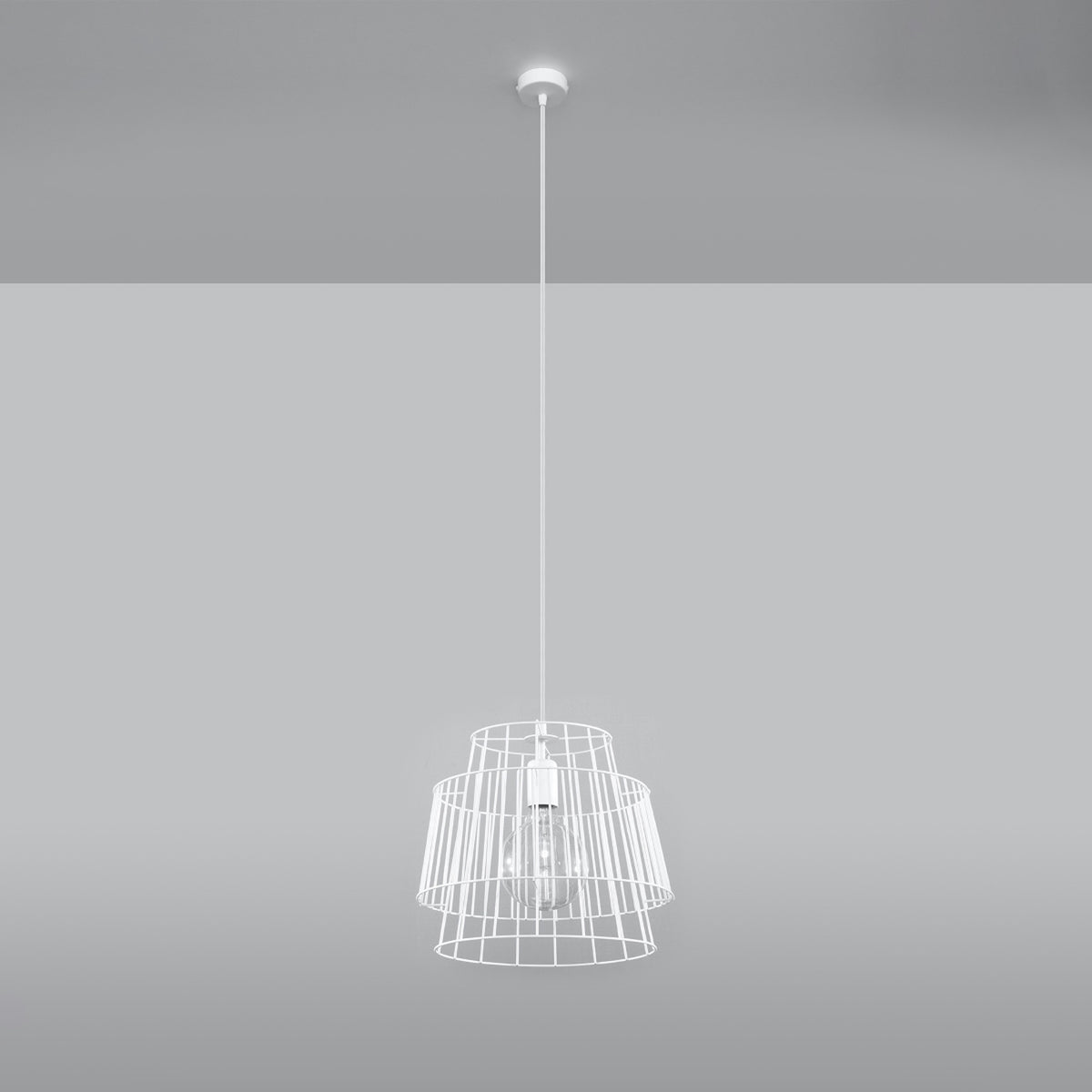 Vue d'ensemble du luminaire suspendu par un câble blanc sur fond gris neutre.