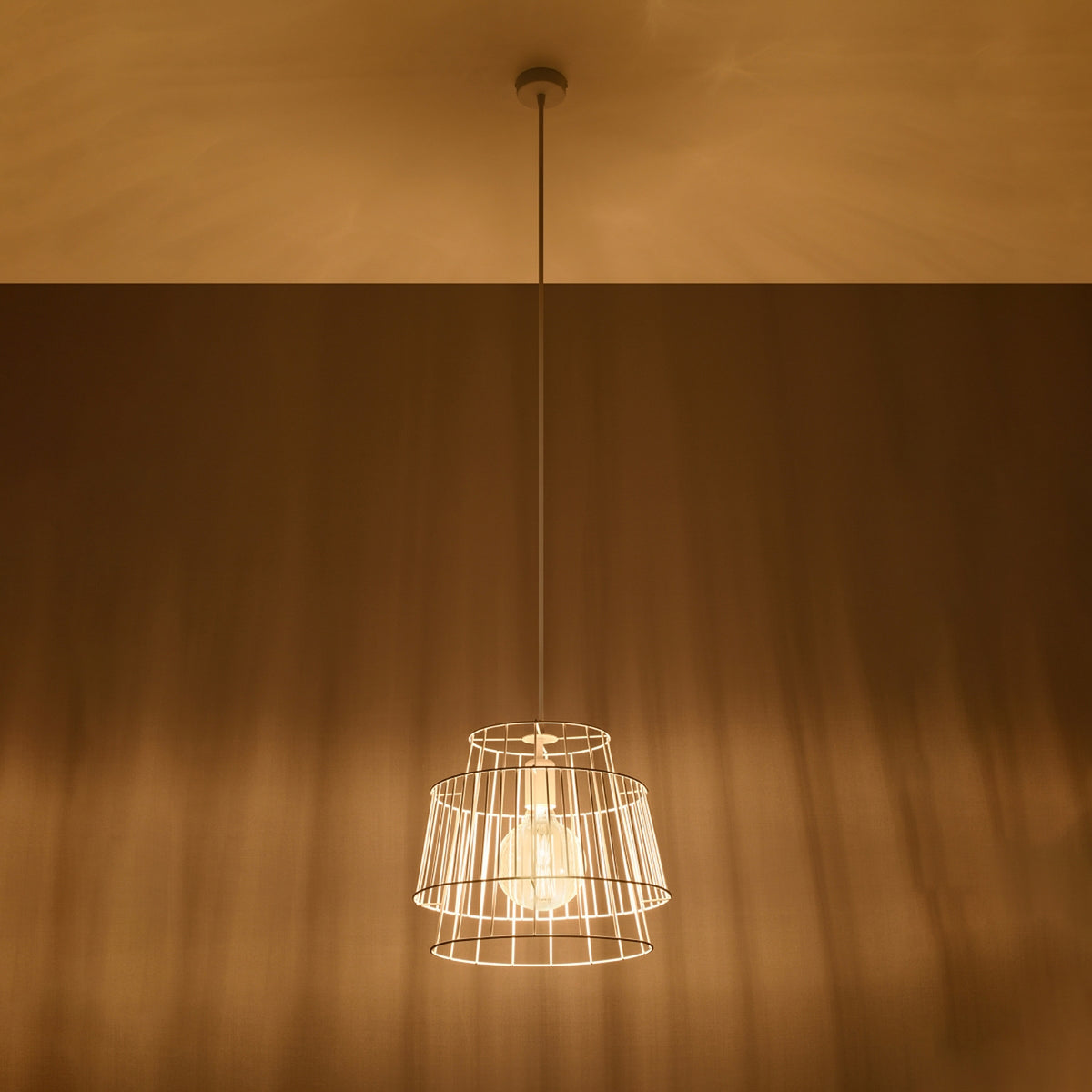 Mise en ambiance chaleureuse avec halos lumineux projetés sur un mur dans la pénombre.