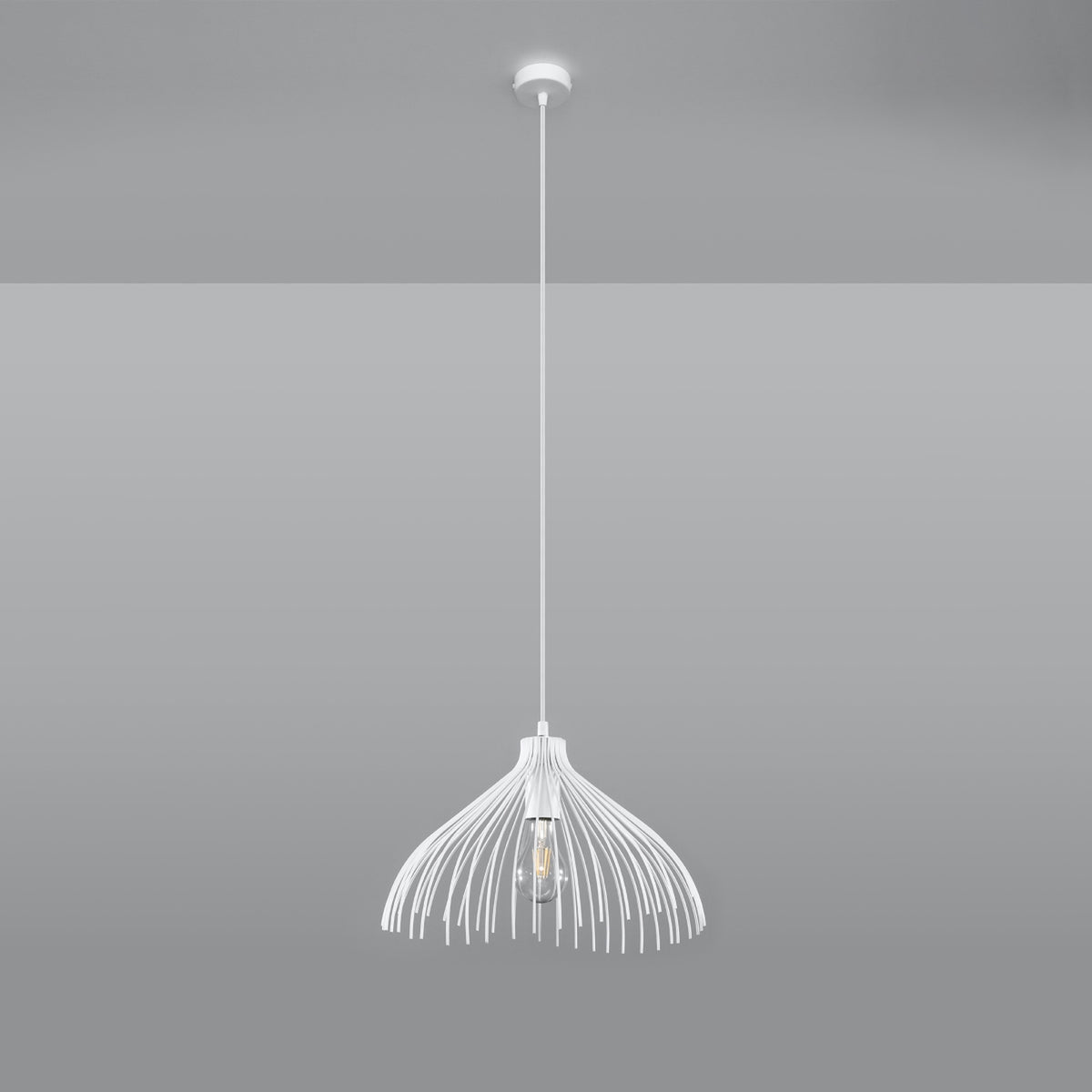 Lampe suspendue blanche présentée de face sur fond gris neutre.