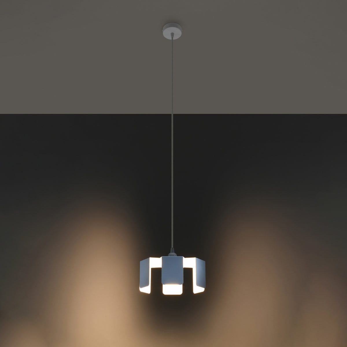 Lampe allumée dans une pièce sombre, halo lumineux chaud diffusé