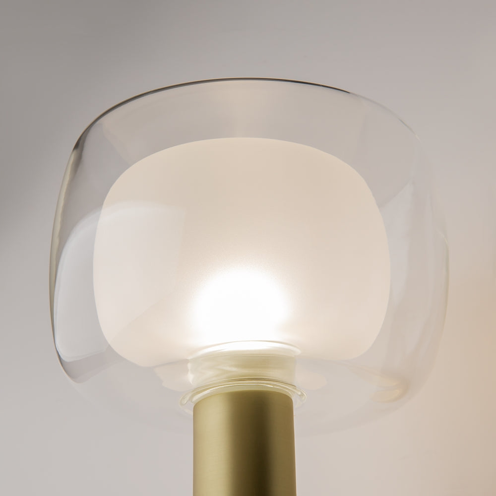 Détail du globe en verre : enveloppe transparente, diffuseur opalin et ampoule éclairée