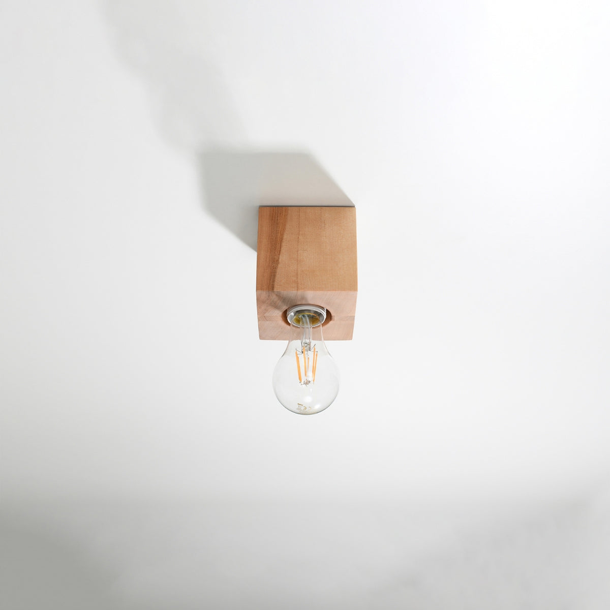 Vue de dessous fixée au plafond blanc avec ombre portée marquée