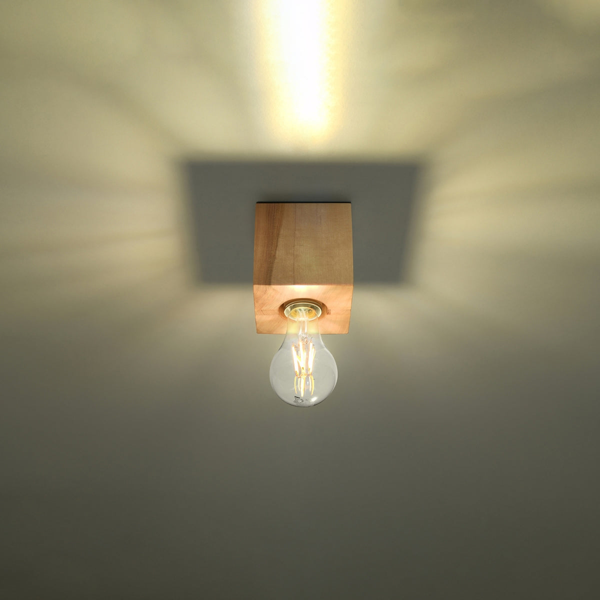 Plafonnier allumé en ambiance, halo lumineux diffusé sur le plafond