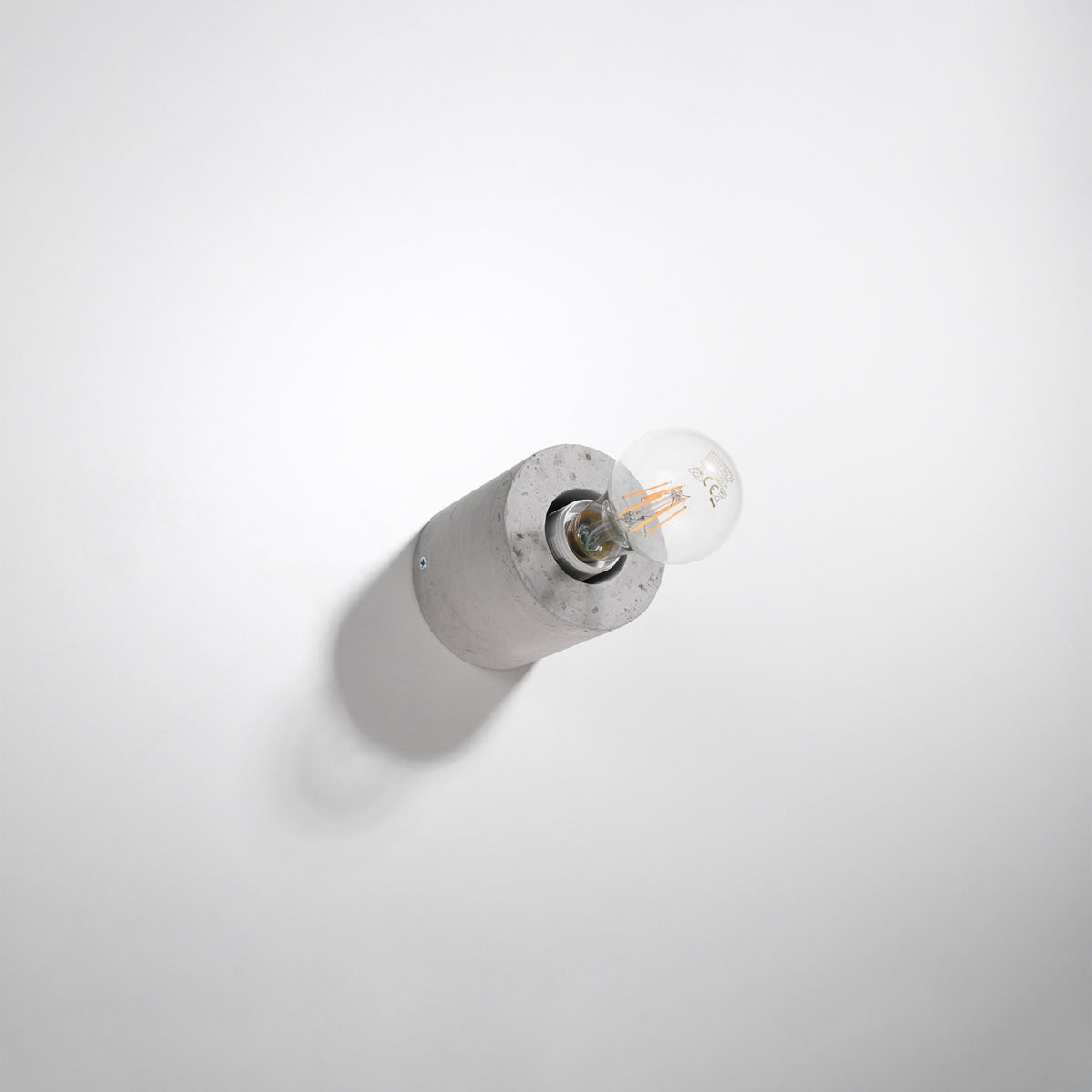 Produit posé sur fond blanc, présenté de trois quarts avec ombre portée.