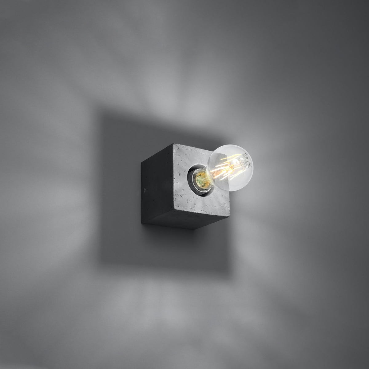 Mise en ambiance sombre montrant le halo lumineux diffus projeté par l'applique