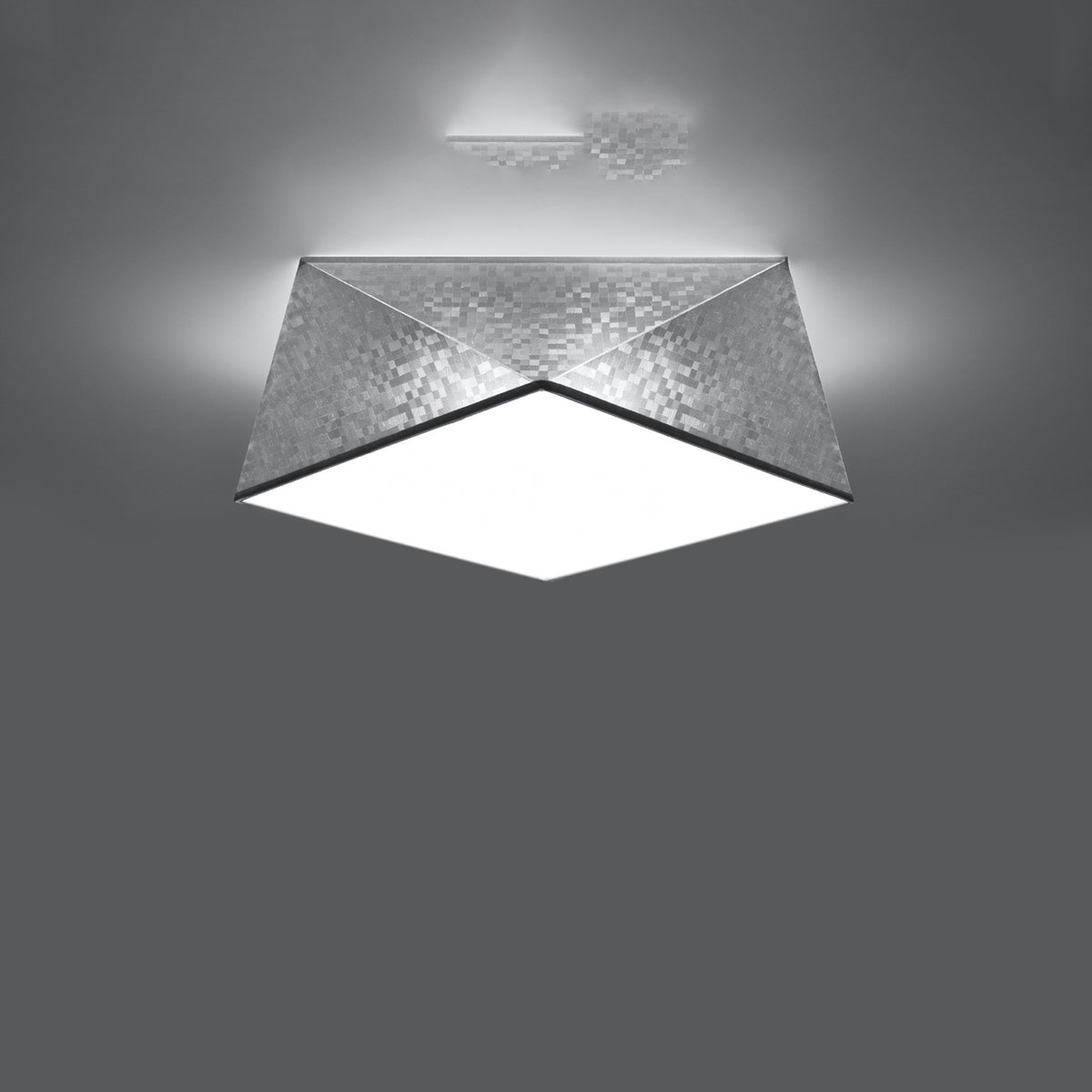 Mise en ambiance nocturne, le plafonnier allumé diffuse une lumière blanche homogène