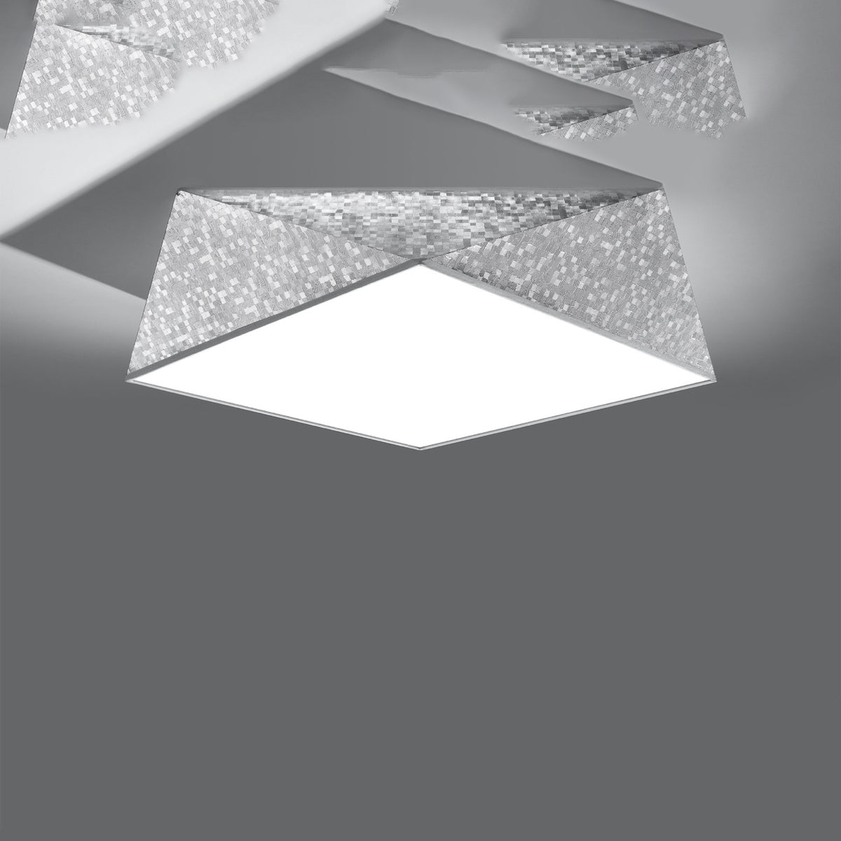 Vue en situation du plafonnier allumé fixé au plafond gris.