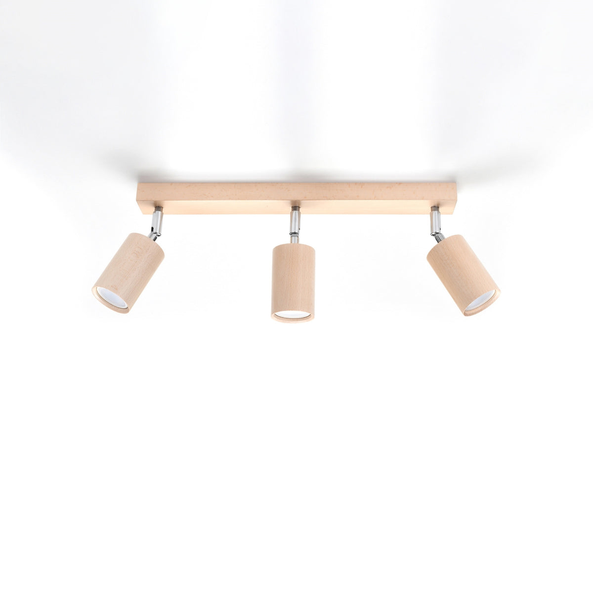 Vue de dessous du plafonnier montrant les trois spots orientables fixés au plafond