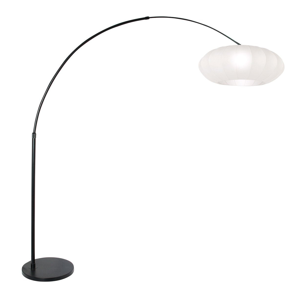 Lampadaire allumé, abat-jour blanc diffusant une lumière chaude et diffuse