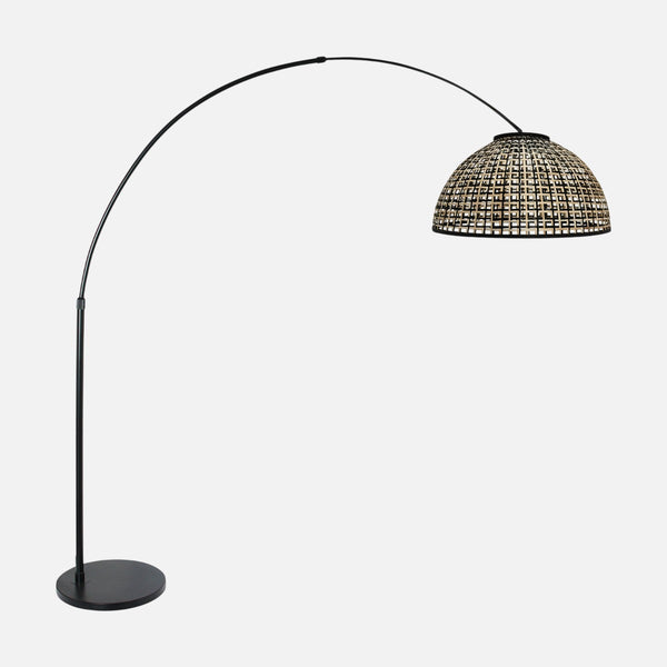 Bogenlampe aus Korbgeflecht, geflochtener Kuppelschirm Ø60, Wohnzimmer | Rattan