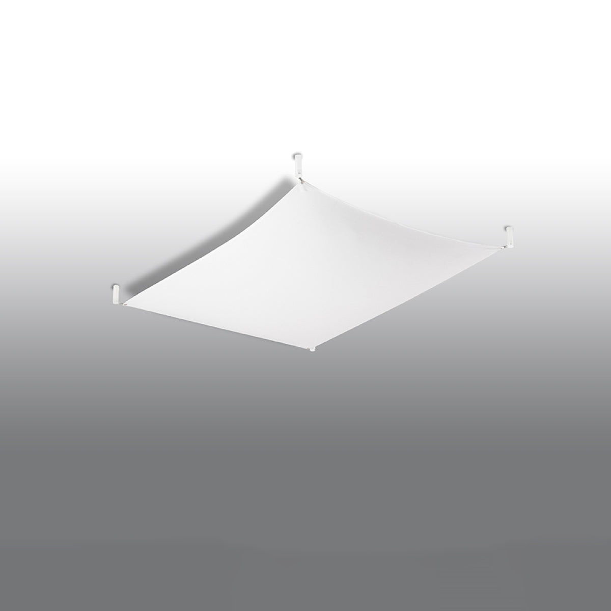 Vue en situation du luminaire blanc fixé au plafond sur fond gris dégradé.