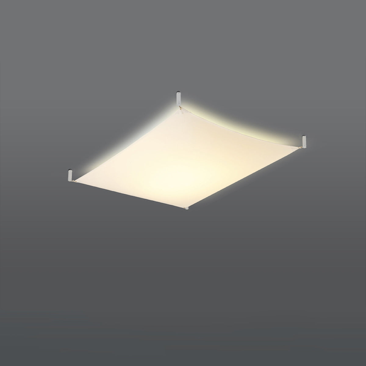 Luminaire allumé diffusant une lumière chaude à travers le panneau textile blanc.