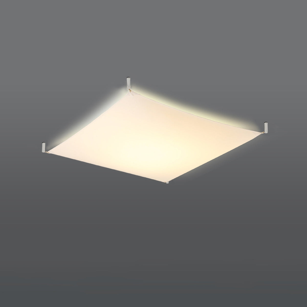 Diffuseur carré allumé émettant une lumière chaude sur fond gris foncé