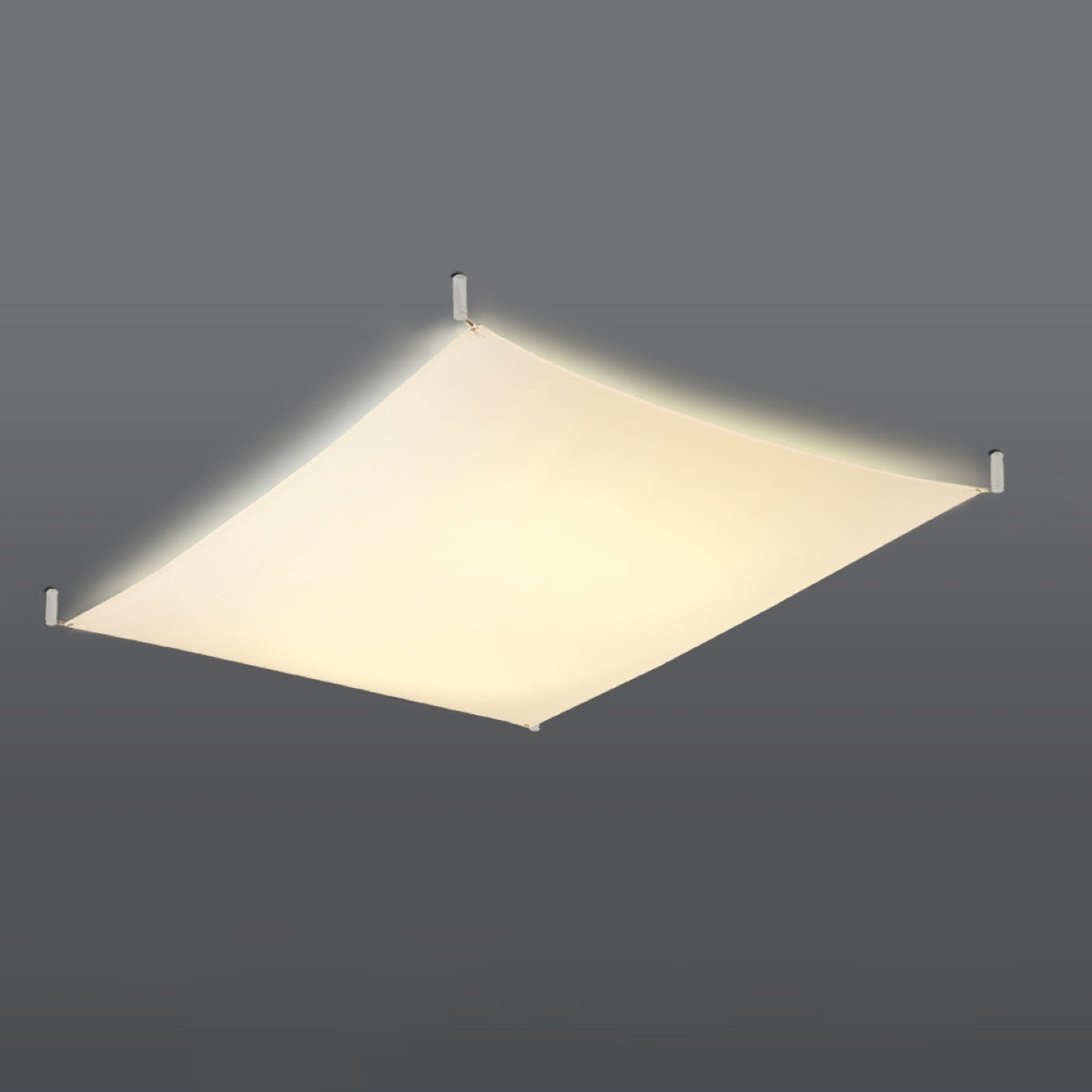 Plafonnier allumé diffusant une lumière chaude dans une pièce sombre.