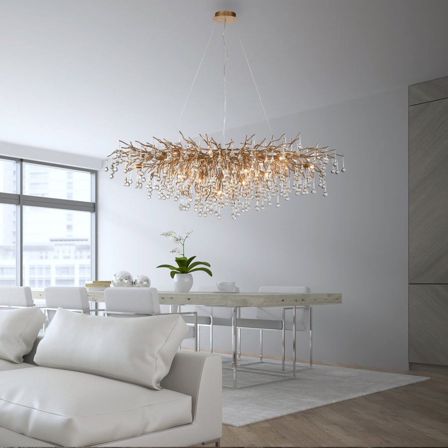 Luminaire suspendu au-dessus d'une table à manger dans un intérieur contemporain clair.