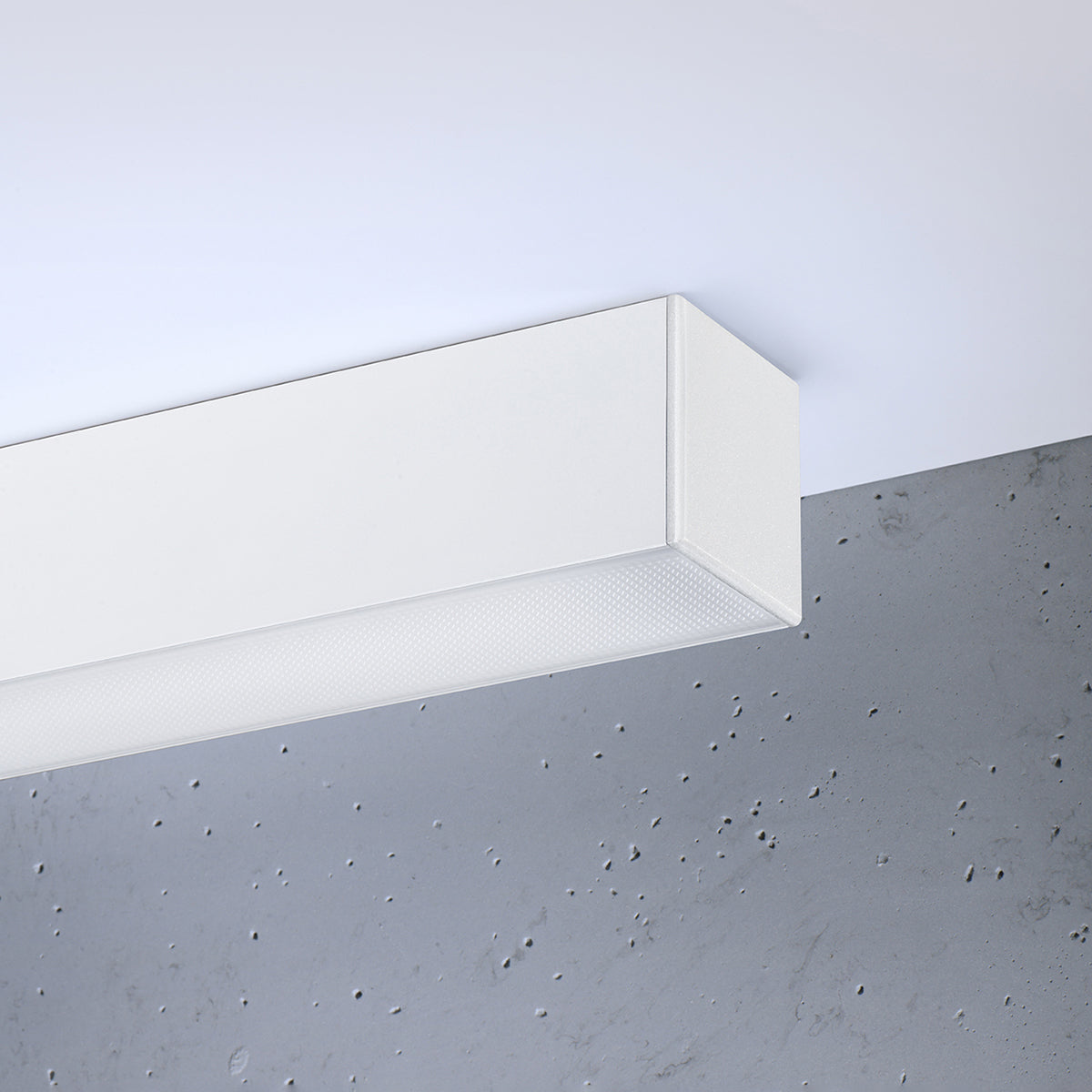 Détail du profilé blanc et de son diffuseur inférieur microperforé.