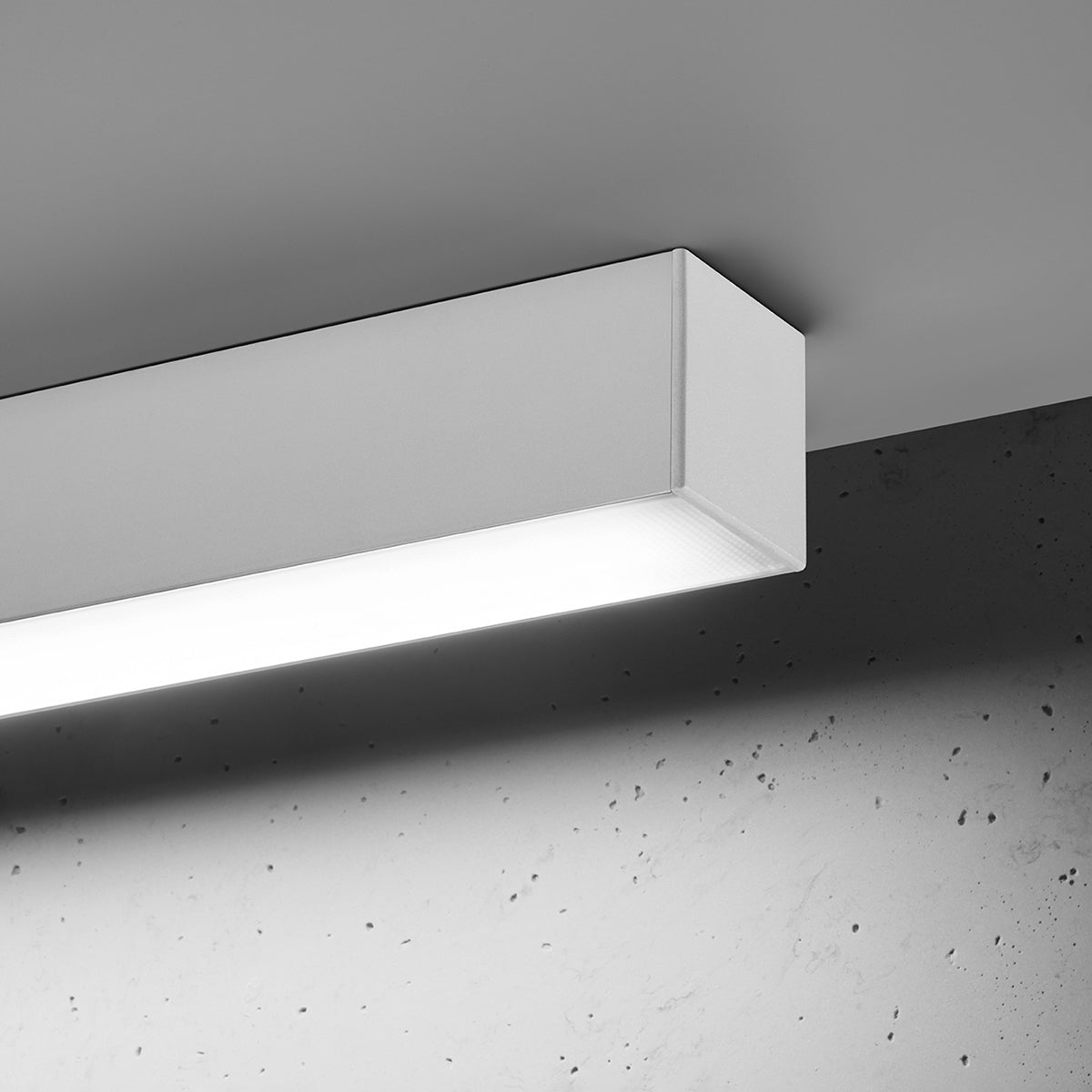 Gros plan sur l'extrémité du boîtier droit avec la lumière LED allumée.