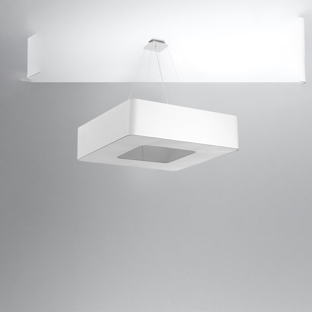Vue en situation, suspension blanche rectangulaire sous un plafond gris.