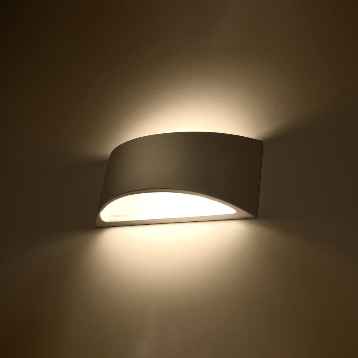Applique allumée diffusant une lumière chaude vers le haut et le bas sur le mur